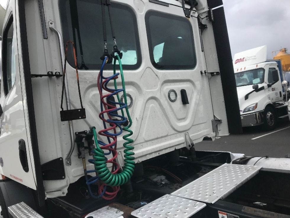 Day Cab Tractor-Heavy Duty Tractors-Freightliner-2021-T11664ST-Burlington-NJ-464,711\n\t\tmiles-$ 46,000 - Image 19