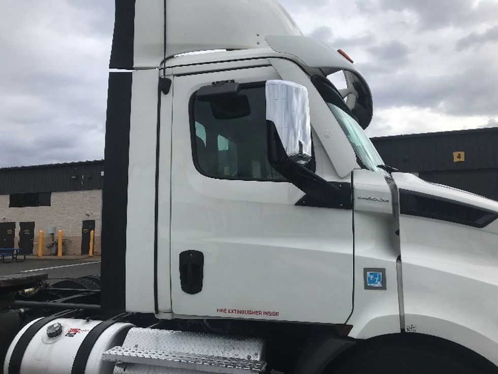 Day Cab Tractor-Heavy Duty Tractors-Freightliner-2021-T11664ST-Burlington-NJ-464,711\n\t\tmiles-$ 46,000 - Image 21