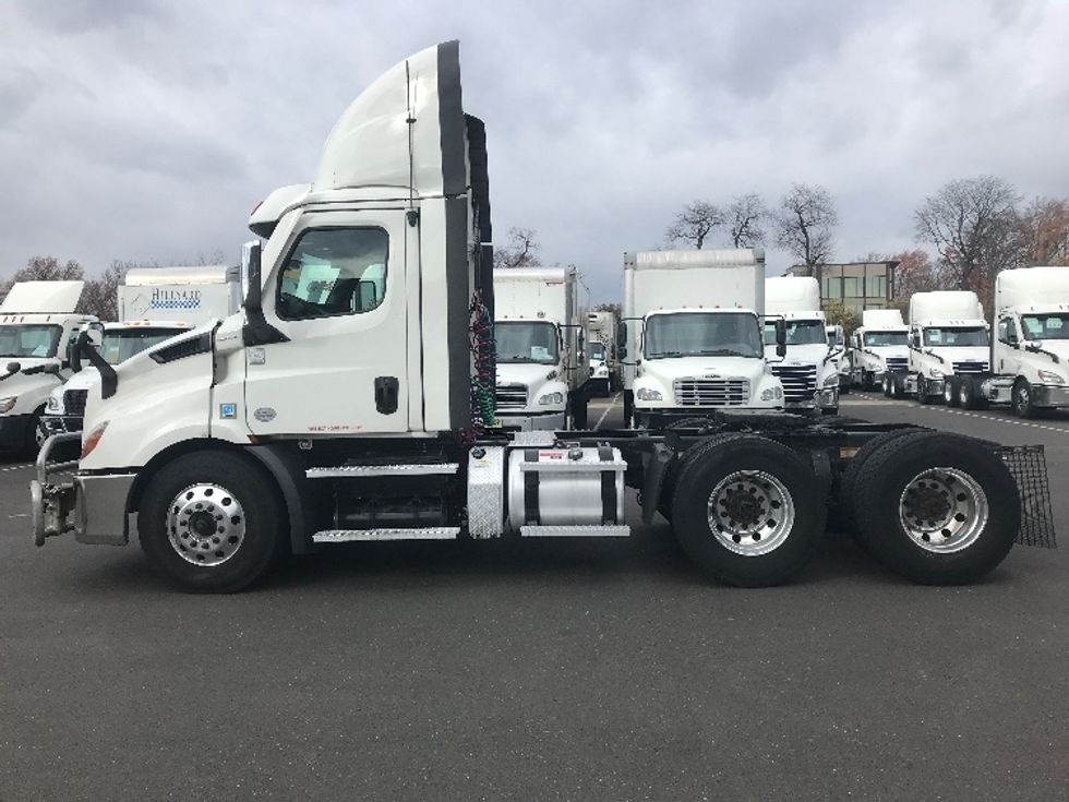 Day Cab Tractor-Heavy Duty Tractors-Freightliner-2021-T11664ST-Burlington-NJ-464,711\n\t\tmiles-$ 46,000 - Image 4