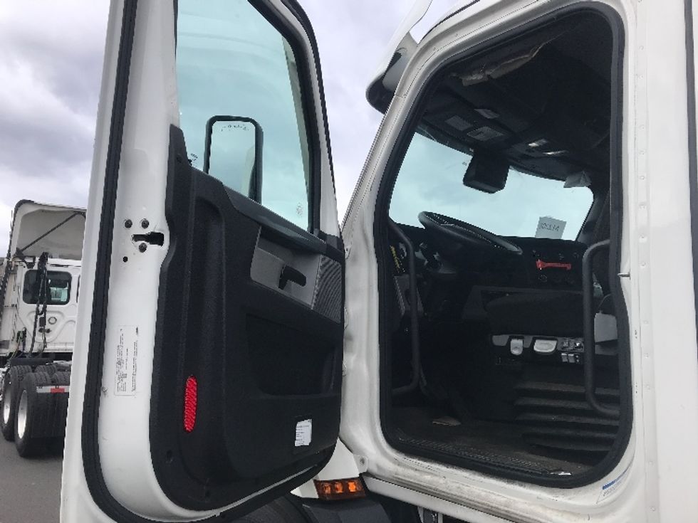 Day Cab Tractor-Heavy Duty Tractors-Freightliner-2021-T11664ST-Burlington-NJ-464,711\n\t\tmiles-$ 46,000 - Image 9