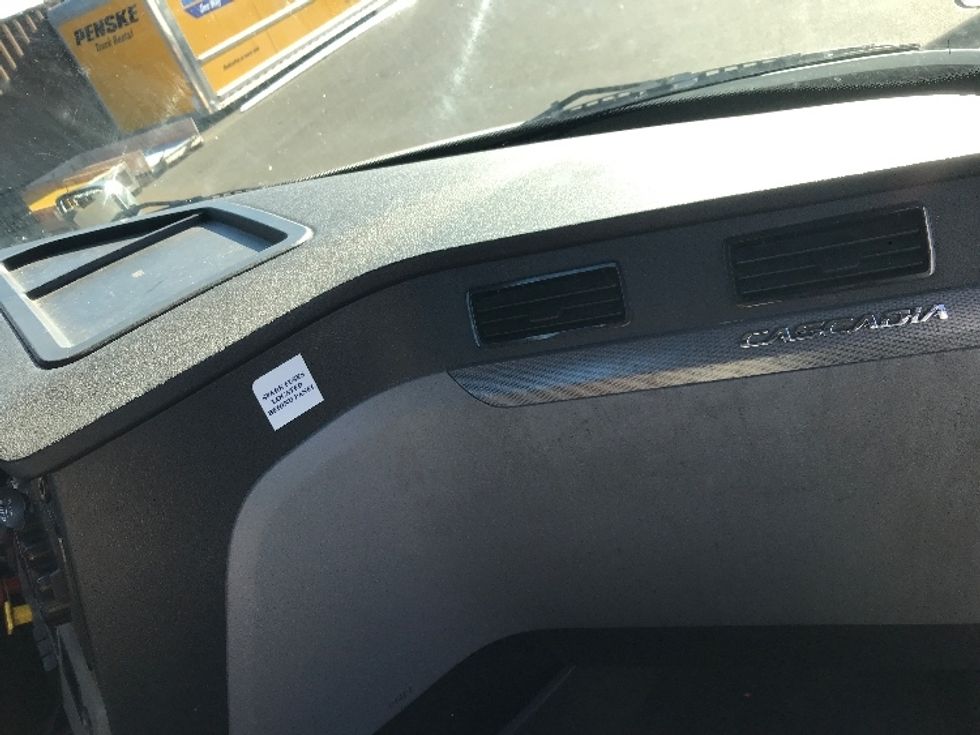 Day Cab Tractor-Heavy Duty Tractors-Freightliner-2021-T11664ST-Burlington-NJ-473,425\n\t\tmiles-$ 45,250 - Image 13