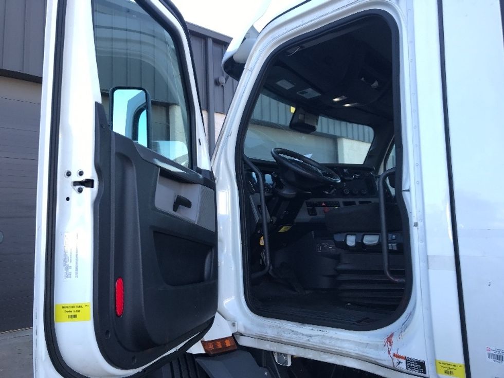 Day Cab Tractor-Heavy Duty Tractors-Freightliner-2021-T11664ST-Burlington-NJ-473,425\n\t\tmiles-$ 45,250 - Image 9