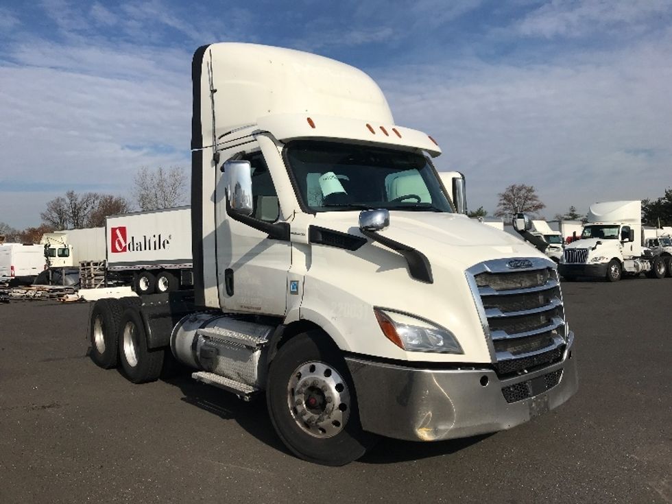 Day Cab Tractor-Heavy Duty Tractors-Freightliner-2021-T11664ST-Burlington-NJ-477,462\n\t\tmiles-$ 44,750 - Image 1