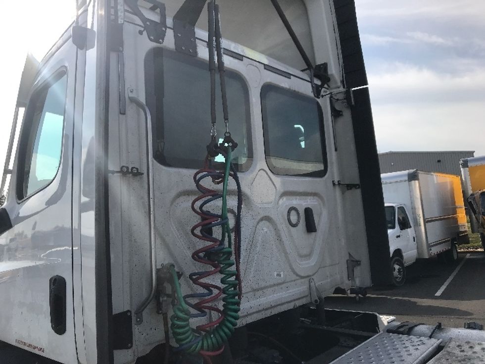 Day Cab Tractor-Heavy Duty Tractors-Freightliner-2021-T11664ST-Burlington-NJ-477,462\n\t\tmiles-$ 44,750 - Image 19