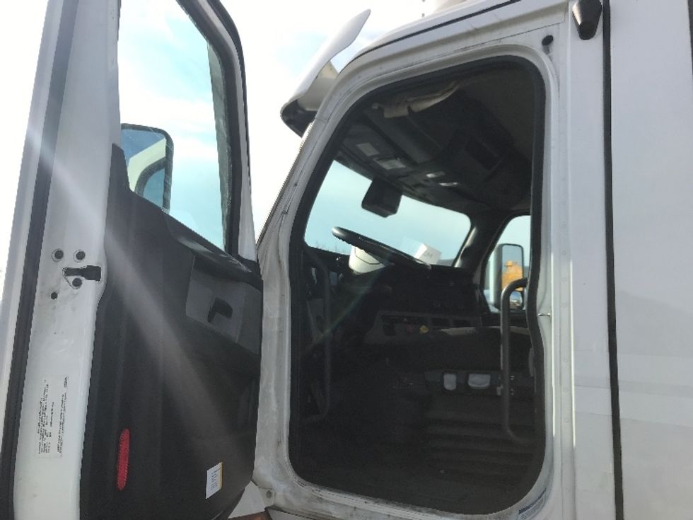 Day Cab Tractor-Heavy Duty Tractors-Freightliner-2021-T11664ST-Burlington-NJ-477,462\n\t\tmiles-$ 44,750 - Image 9
