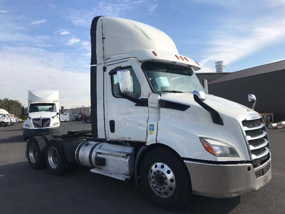 Day Cab Tractor-Heavy Duty Tractors-Freightliner-2021-T11664ST-Burlington-NJ-571,766\n\t\tmiles-$ 36,000 - Image 1
