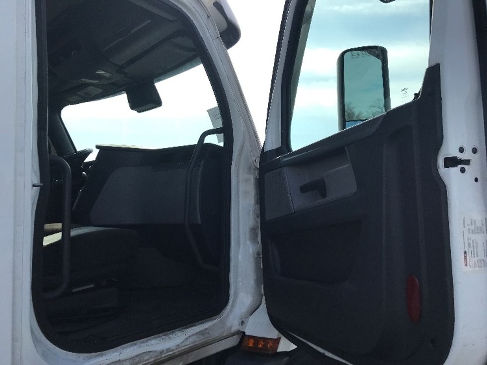 Day Cab Tractor-Heavy Duty Tractors-Freightliner-2021-T11664ST-Burlington-NJ-571,766\n\t\tmiles-$ 36,000 - Image 12