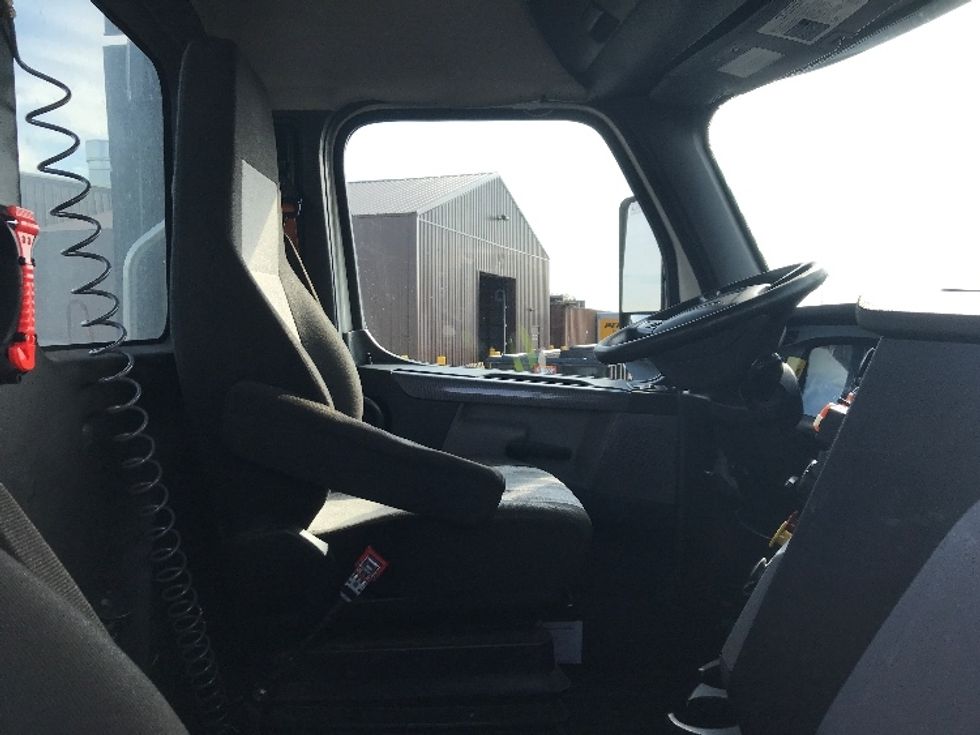 Day Cab Tractor-Heavy Duty Tractors-Freightliner-2021-T11664ST-Burlington-NJ-571,766\n\t\tmiles-$ 36,000 - Image 14