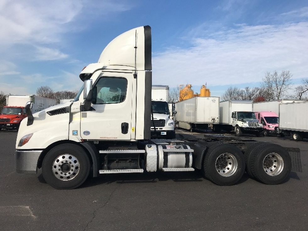 Day Cab Tractor-Heavy Duty Tractors-Freightliner-2021-T11664ST-Burlington-NJ-571,766\n\t\tmiles-$ 36,000 - Image 4