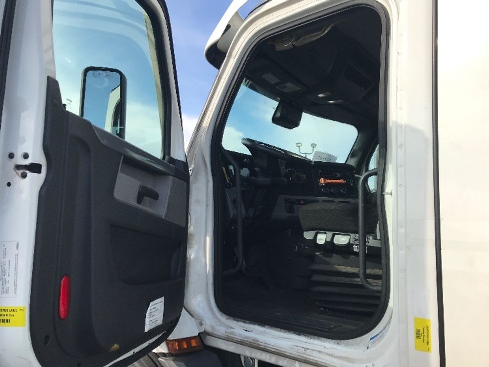 Day Cab Tractor-Heavy Duty Tractors-Freightliner-2021-T11664ST-Burlington-NJ-571,766\n\t\tmiles-$ 36,000 - Image 9