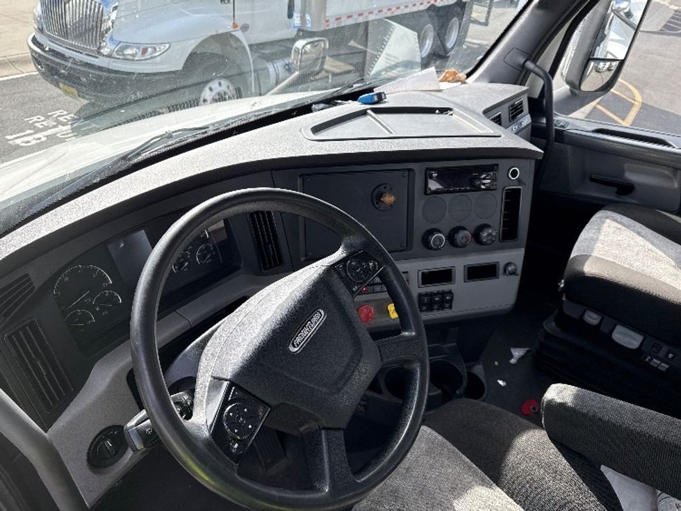 Day Cab Tractor-Heavy Duty Tractors-Freightliner-2021-T11664ST-Cairo-GA-257,466\n\t\tmiles-$ 67,250 - Image 10