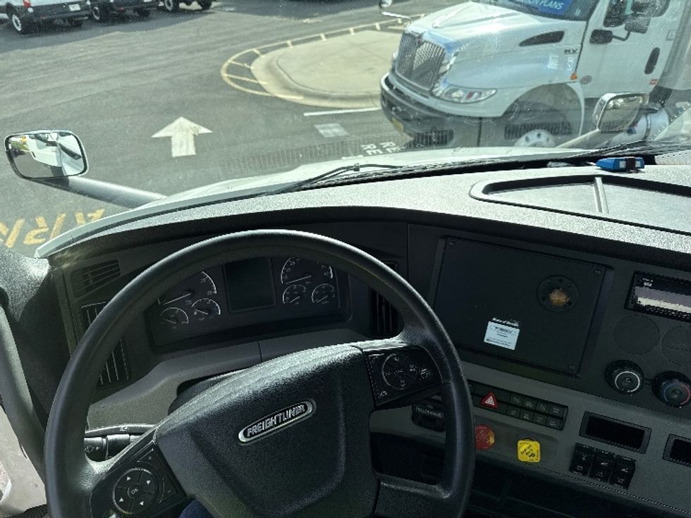 Day Cab Tractor-Heavy Duty Tractors-Freightliner-2021-T11664ST-Cairo-GA-257,466\n\t\tmiles-$ 67,250 - Image 11