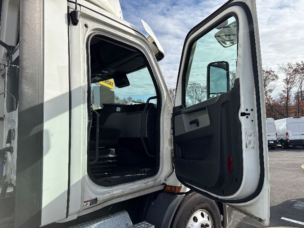 Day Cab Tractor-Heavy Duty Tractors-Freightliner-2021-T11664ST-Cairo-GA-257,466\n\t\tmiles-$ 67,250 - Image 12