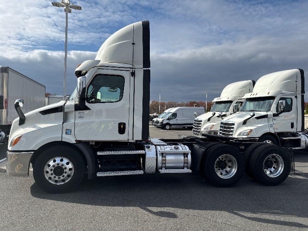 Day Cab Tractor-Heavy Duty Tractors-Freightliner-2021-T11664ST-Cairo-GA-257,466\n\t\tmiles-$ 67,250 - Image 4