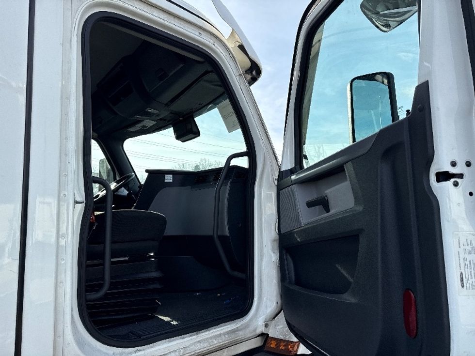 Day Cab Tractor-Heavy Duty Tractors-Freightliner-2021-T11664ST-Cairo-GA-263,794\n\t\tmiles-$ 67,000 - Image 12