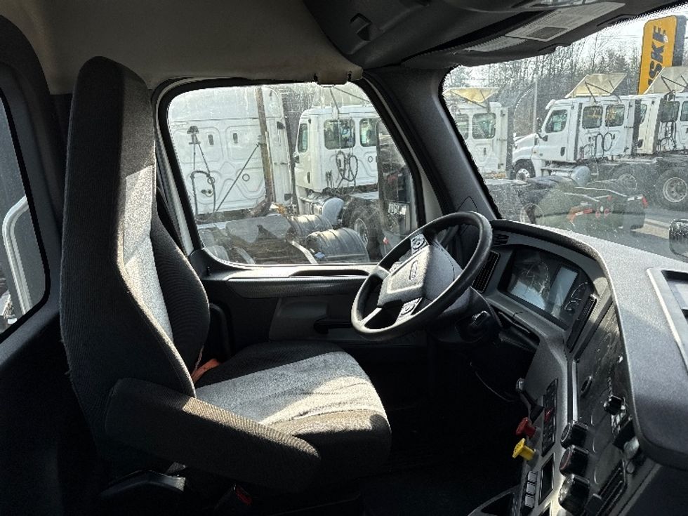 Day Cab Tractor-Heavy Duty Tractors-Freightliner-2021-T11664ST-Cairo-GA-263,794\n\t\tmiles-$ 67,000 - Image 14