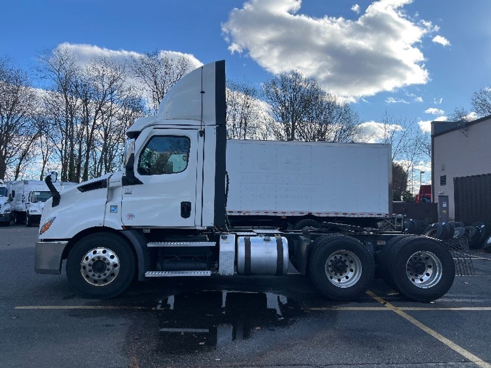 Day Cab Tractor-Heavy Duty Tractors-Freightliner-2021-T11664ST-Cairo-GA-263,794\n\t\tmiles-$ 67,000 - Image 4