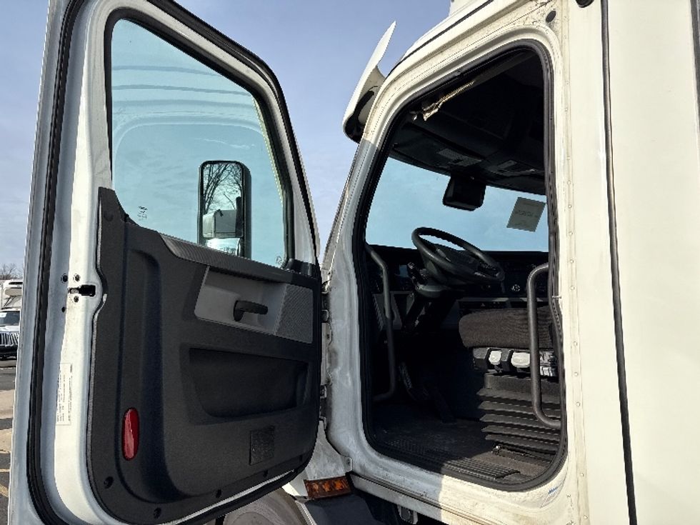 Day Cab Tractor-Heavy Duty Tractors-Freightliner-2021-T11664ST-Cairo-GA-263,794\n\t\tmiles-$ 67,000 - Image 9