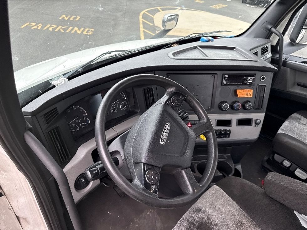 Day Cab Tractor-Heavy Duty Tractors-Freightliner-2021-T11664ST-Cairo-GA-270,302\n\t\tmiles-$ 66,500 - Image 10