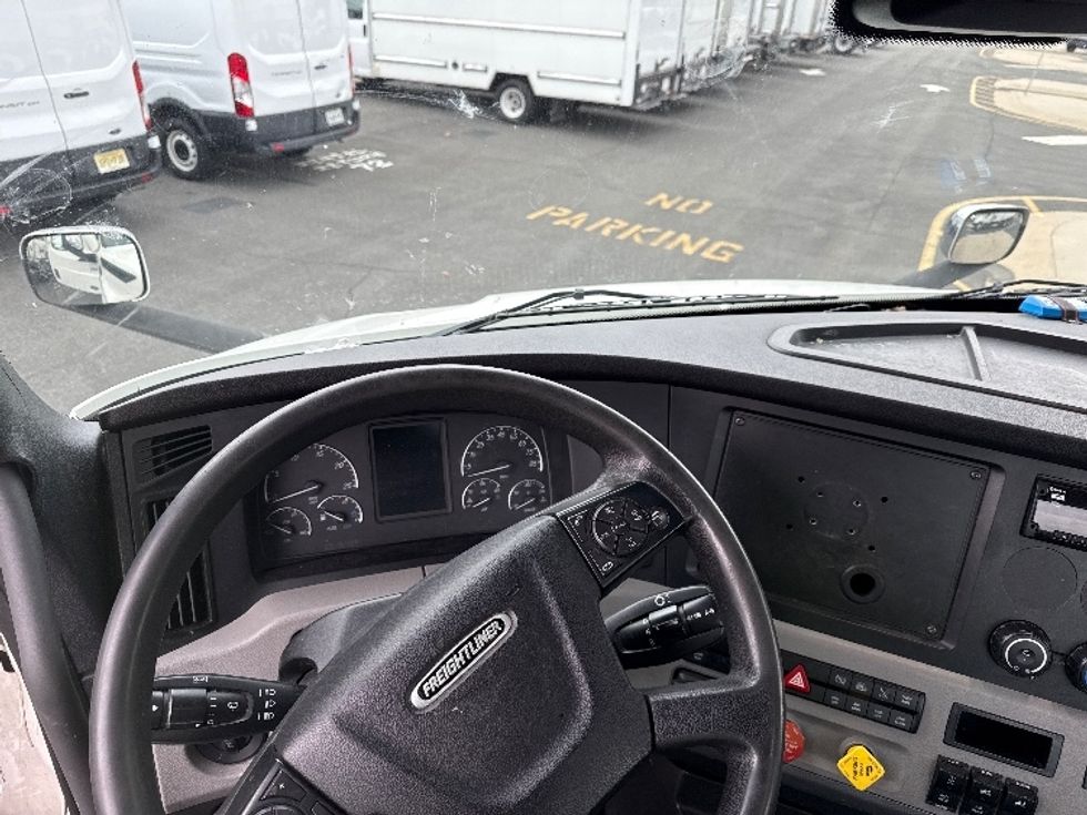 Day Cab Tractor-Heavy Duty Tractors-Freightliner-2021-T11664ST-Cairo-GA-270,302\n\t\tmiles-$ 66,500 - Image 11