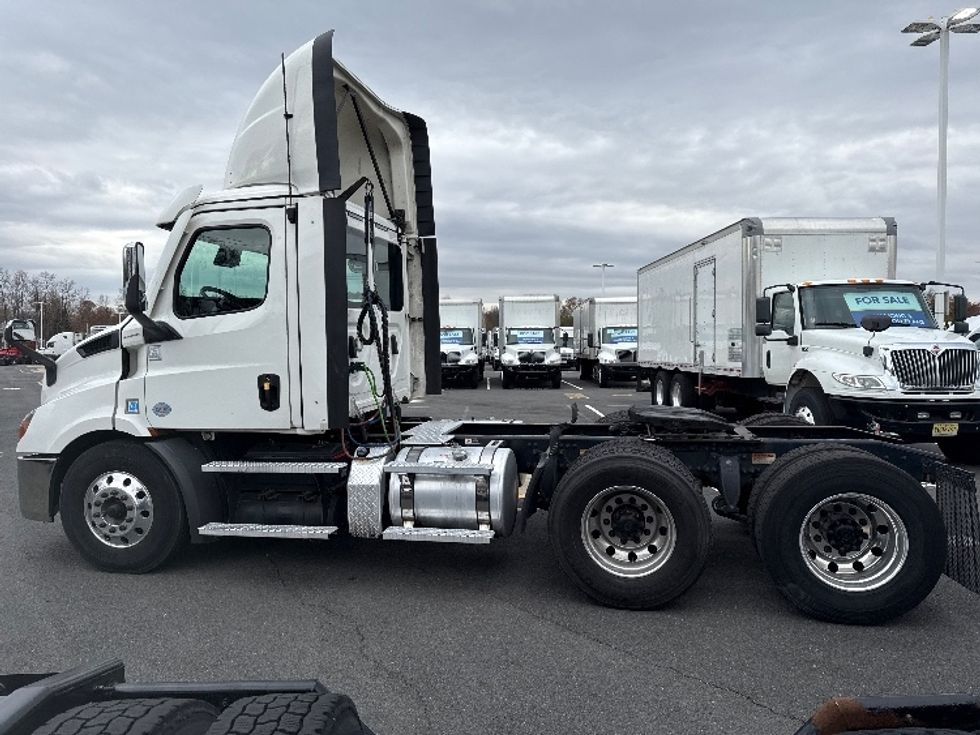 Day Cab Tractor-Heavy Duty Tractors-Freightliner-2021-T11664ST-Cairo-GA-270,302\n\t\tmiles-$ 66,500 - Image 4
