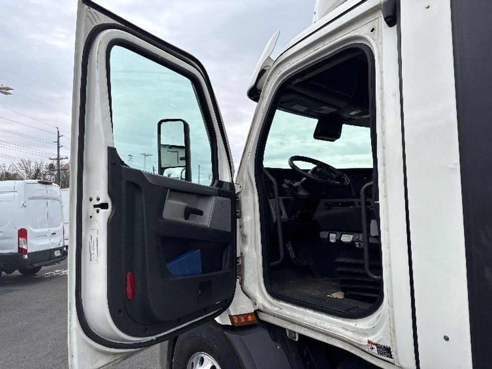 Day Cab Tractor-Heavy Duty Tractors-Freightliner-2021-T11664ST-Cairo-GA-270,302\n\t\tmiles-$ 66,500 - Image 9