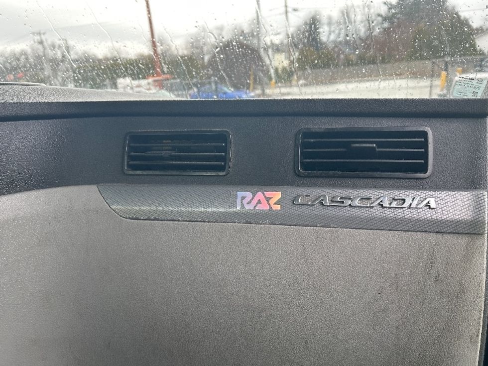 Day Cab Tractor-Heavy Duty Tractors-Freightliner-2021-T11664ST-Chicopee-MA-337,676\n\t\tmiles-$ 52,250 - Image 13