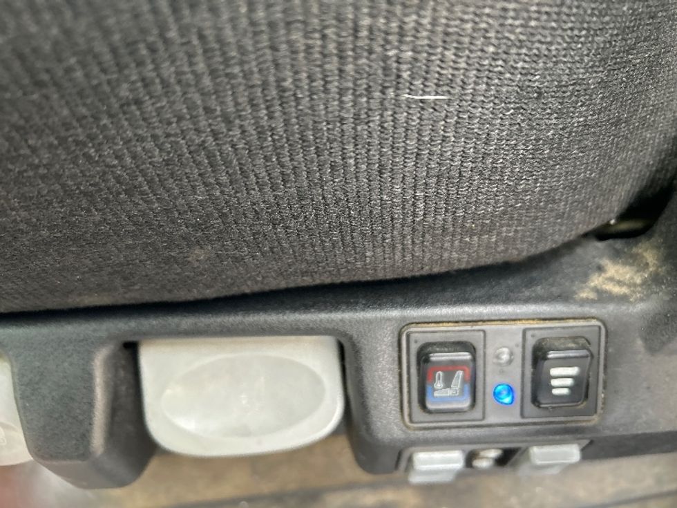 Day Cab Tractor-Heavy Duty Tractors-Freightliner-2021-T11664ST-Chicopee-MA-337,676\n\t\tmiles-$ 52,250 - Image 17