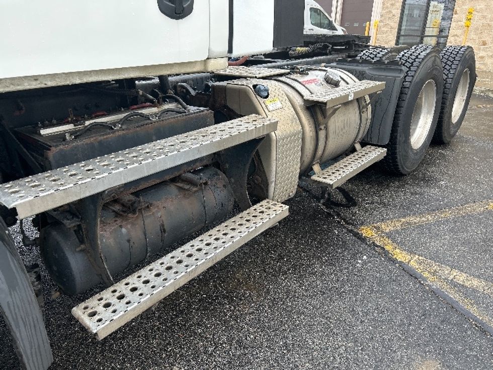 Day Cab Tractor-Heavy Duty Tractors-Freightliner-2021-T11664ST-Chicopee-MA-337,676\n\t\tmiles-$ 52,250 - Image 18