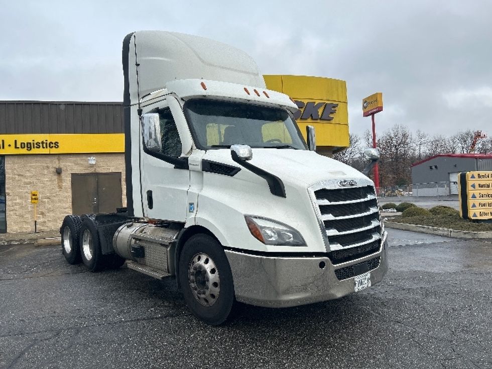 Day Cab Tractor-Heavy Duty Tractors-Freightliner-2021-T11664ST-Chicopee-MA-342,268\n\t\tmiles-$ 57,500 - Image 1