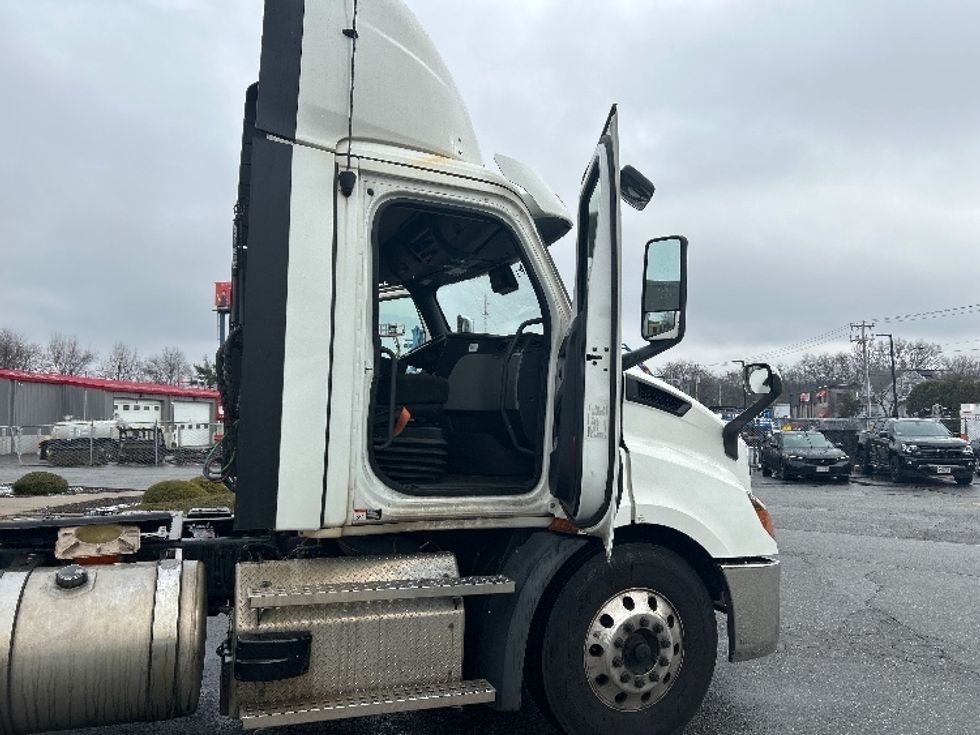 Day Cab Tractor-Heavy Duty Tractors-Freightliner-2021-T11664ST-Chicopee-MA-342,268\n\t\tmiles-$ 57,500 - Image 12