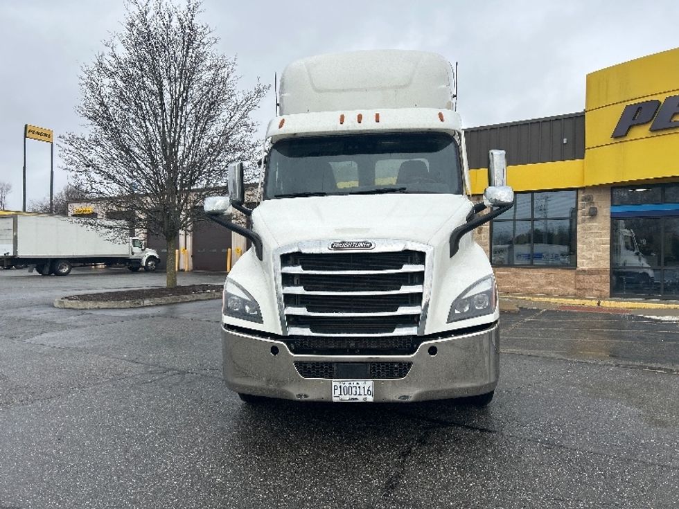 Day Cab Tractor-Heavy Duty Tractors-Freightliner-2021-T11664ST-Chicopee-MA-342,268\n\t\tmiles-$ 57,500 - Image 2