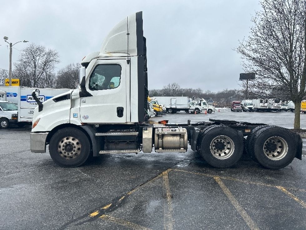Day Cab Tractor-Heavy Duty Tractors-Freightliner-2021-T11664ST-Chicopee-MA-342,268\n\t\tmiles-$ 57,500 - Image 4