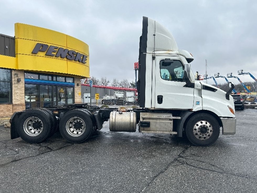 Day Cab Tractor-Heavy Duty Tractors-Freightliner-2021-T11664ST-Chicopee-MA-342,268\n\t\tmiles-$ 57,500 - Image 8