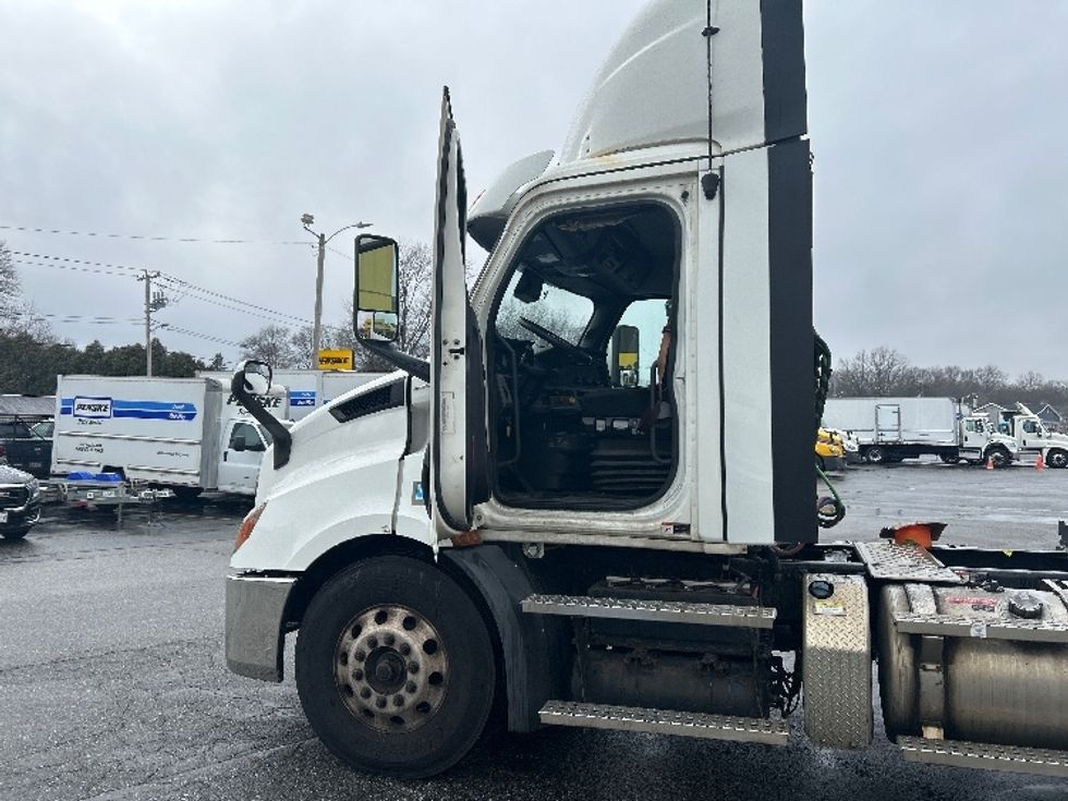 Day Cab Tractor-Heavy Duty Tractors-Freightliner-2021-T11664ST-Chicopee-MA-342,268\n\t\tmiles-$ 57,500 - Image 9