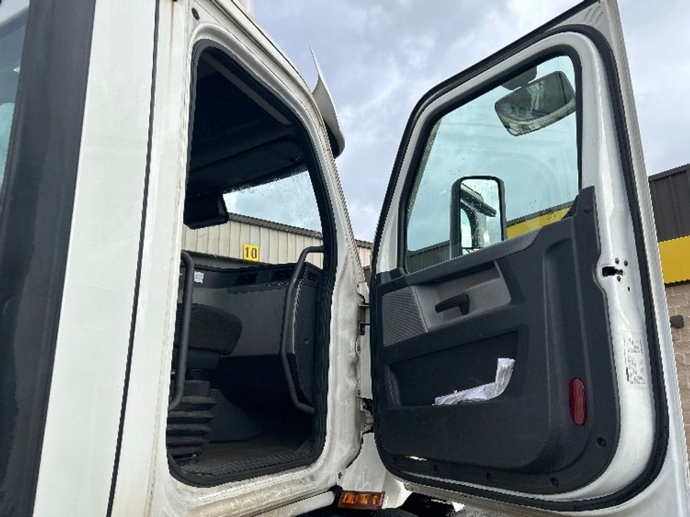 Day Cab Tractor-Heavy Duty Tractors-Freightliner-2021-T11664ST-Chicopee-MA-380,423\n\t\tmiles-$ 51,000 - Image 12