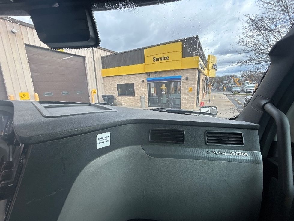 Day Cab Tractor-Heavy Duty Tractors-Freightliner-2021-T11664ST-Chicopee-MA-380,423\n\t\tmiles-$ 51,000 - Image 13