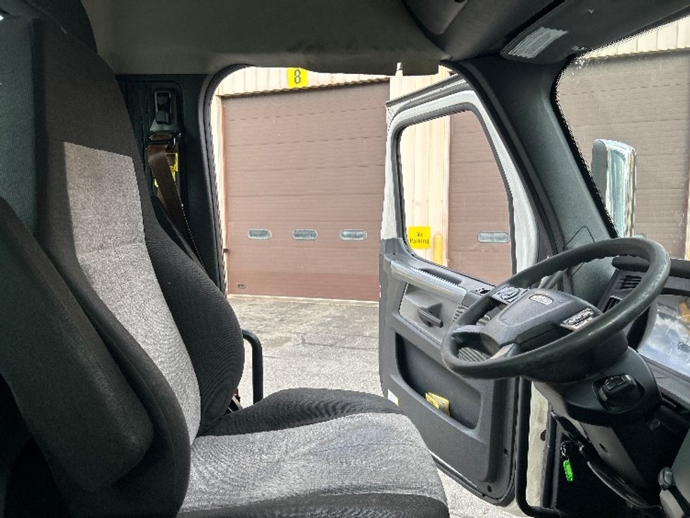 Day Cab Tractor-Heavy Duty Tractors-Freightliner-2021-T11664ST-Chicopee-MA-380,423\n\t\tmiles-$ 51,000 - Image 14