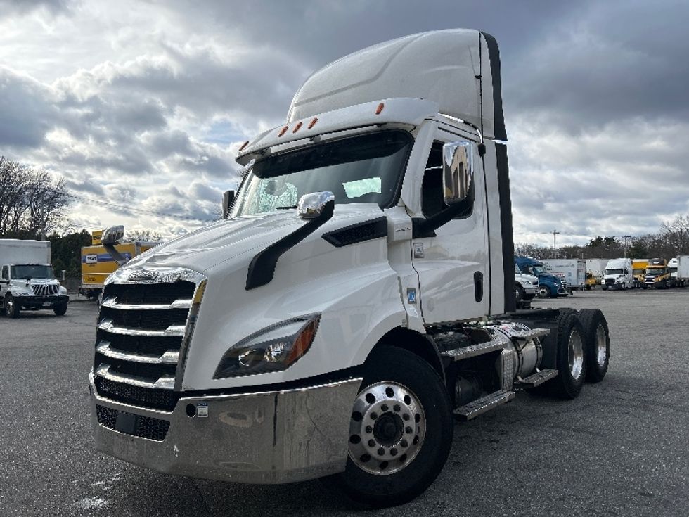 Day Cab Tractor-Heavy Duty Tractors-Freightliner-2021-T11664ST-Chicopee-MA-380,423\n\t\tmiles-$ 51,000 - Image 3