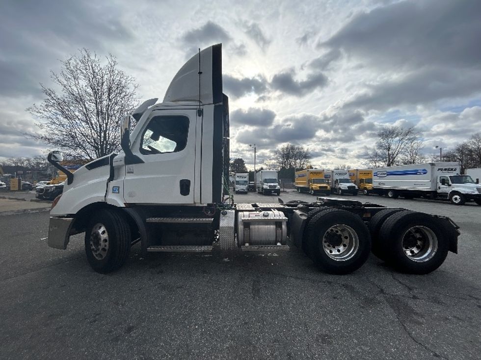 Day Cab Tractor-Heavy Duty Tractors-Freightliner-2021-T11664ST-Chicopee-MA-380,423\n\t\tmiles-$ 51,000 - Image 4