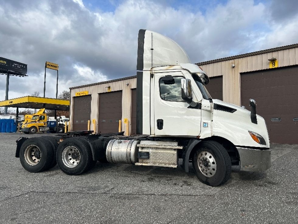 Day Cab Tractor-Heavy Duty Tractors-Freightliner-2021-T11664ST-Chicopee-MA-380,423\n\t\tmiles-$ 51,000 - Image 8