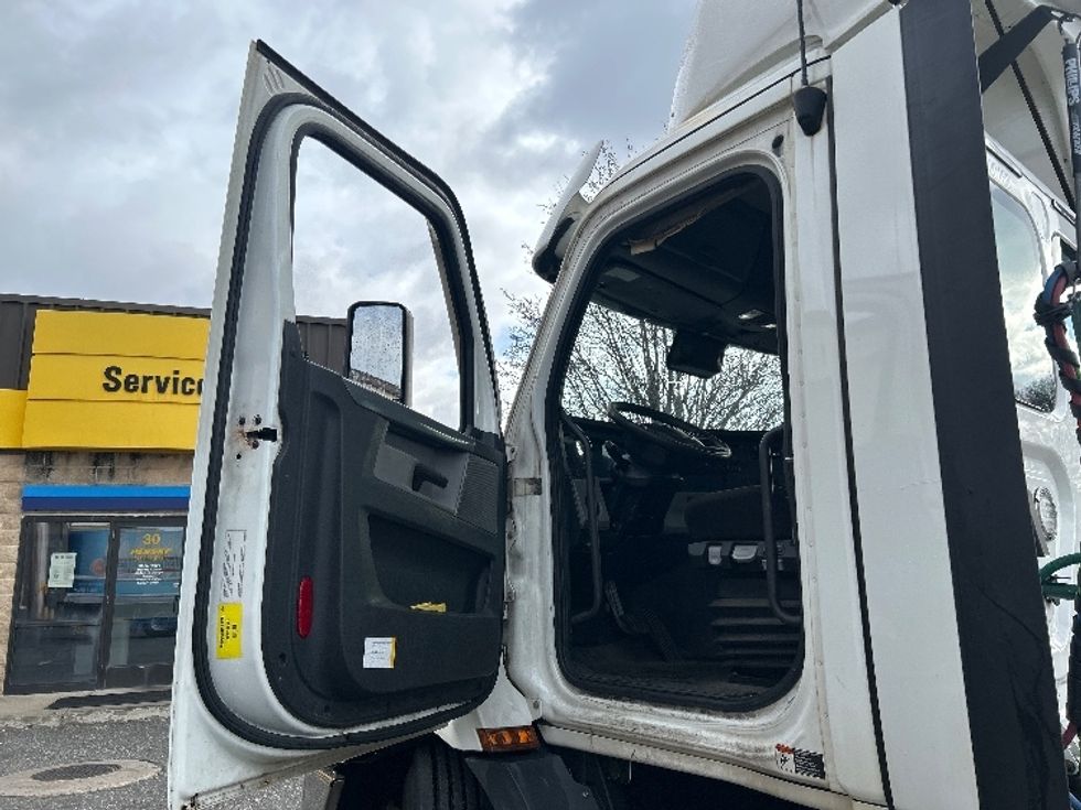 Day Cab Tractor-Heavy Duty Tractors-Freightliner-2021-T11664ST-Chicopee-MA-380,423\n\t\tmiles-$ 51,000 - Image 9