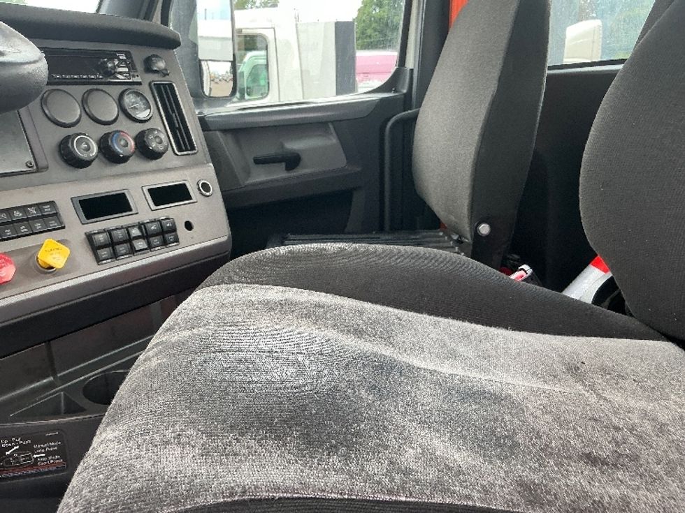 Day Cab Tractor-Heavy Duty Tractors-Freightliner-2021-T11664ST-Chicopee-MA-574,670\n\t\tmiles-$ 36,750 - Image 10