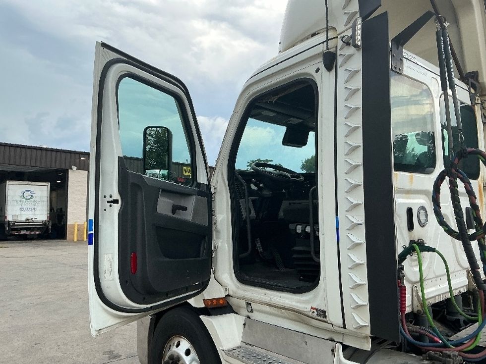 Day Cab Tractor-Heavy Duty Tractors-Freightliner-2021-T11664ST-Chicopee-MA-574,670\n\t\tmiles-$ 36,750 - Image 9