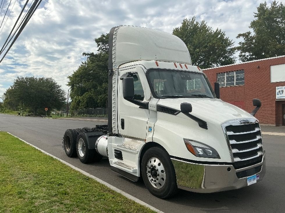 2020 Freightliner Cascadia 126" Day cab photo 16