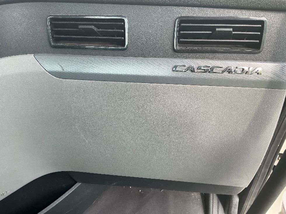 Day Cab Tractor-Heavy Duty Tractors-Freightliner-2021-T11664ST-Chicopee-MA-598,323\n\t\tmiles-$ 32,000 - Image 13