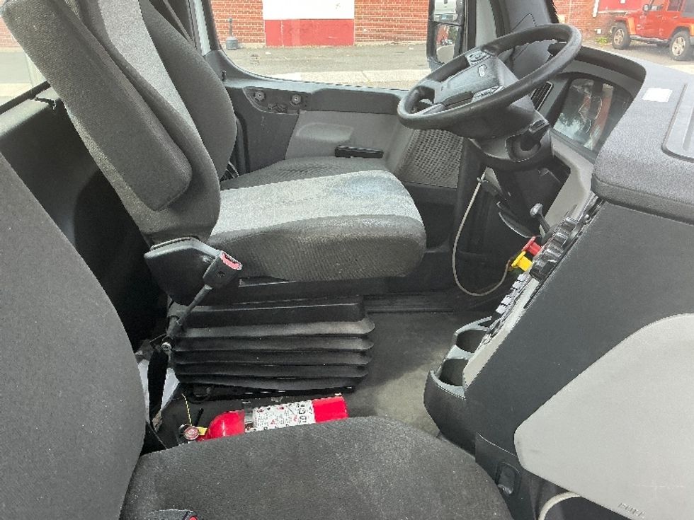 Day Cab Tractor-Heavy Duty Tractors-Freightliner-2021-T11664ST-Chicopee-MA-598,323\n\t\tmiles-$ 32,000 - Image 14