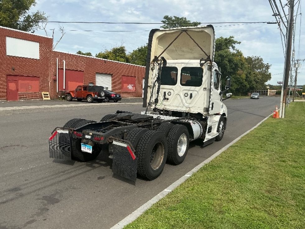 Day Cab Tractor-Heavy Duty Tractors-Freightliner-2021-T11664ST-Chicopee-MA-598,323\n\t\tmiles-$ 32,000 - Image 18