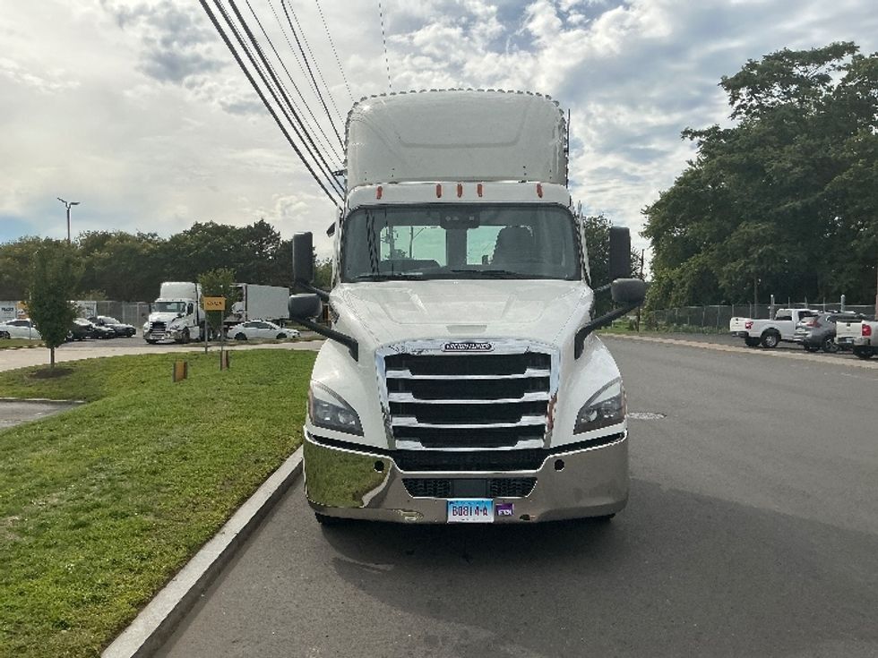 Day Cab Tractor-Heavy Duty Tractors-Freightliner-2021-T11664ST-Chicopee-MA-598,323\n\t\tmiles-$ 32,000 - Image 2