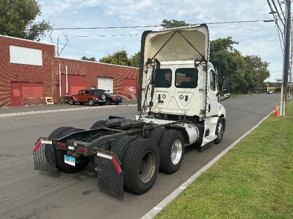 Day Cab Tractor-Heavy Duty Tractors-Freightliner-2021-T11664ST-Chicopee-MA-598,323\n\t\tmiles-$ 32,000 - Image 7